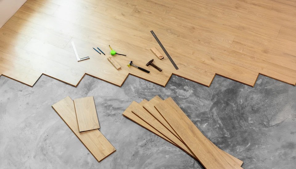 Chantier de pose de parquet en cours dans un intérieur résidentiel