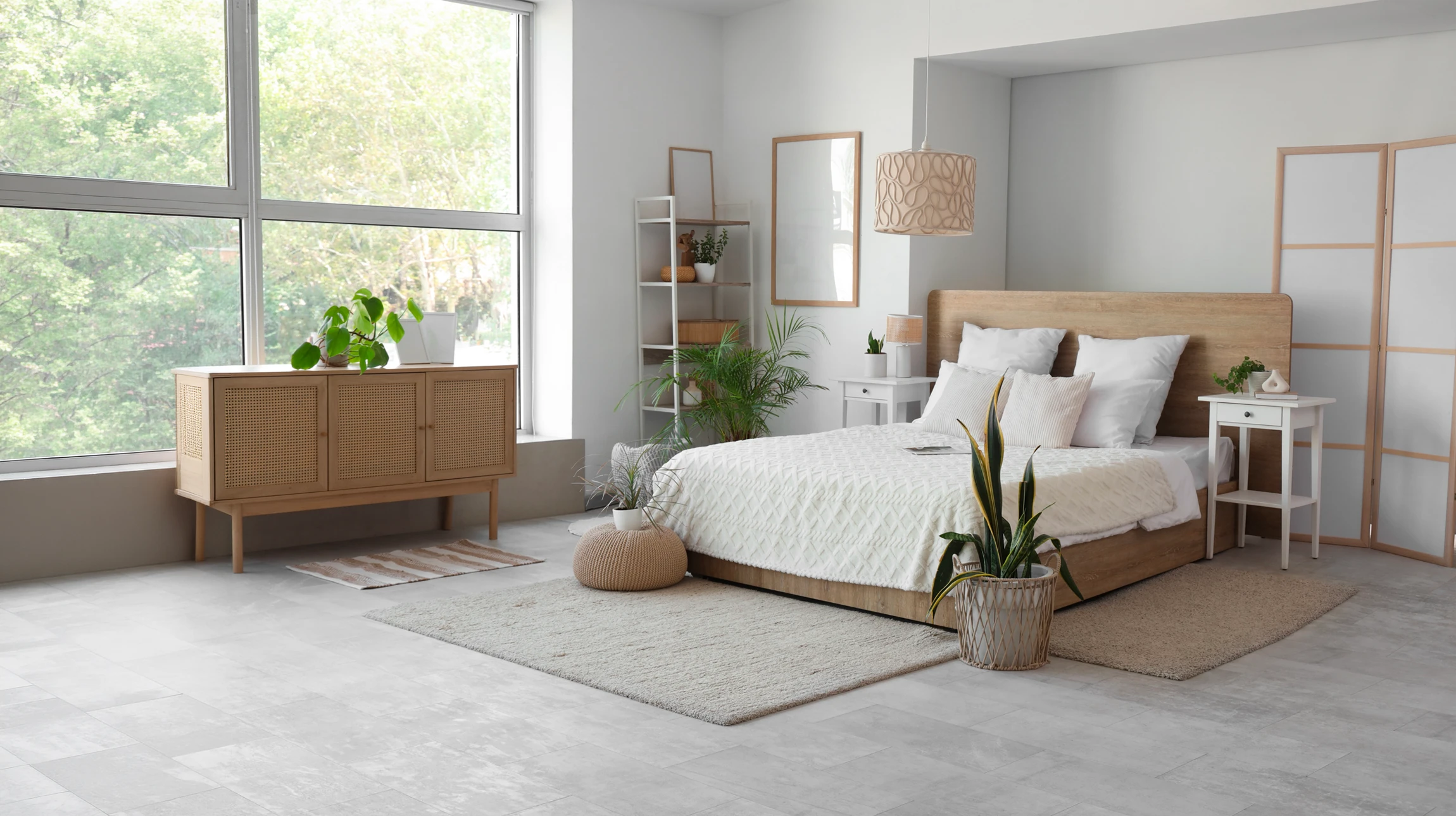 Homme installant du parquet flottant dans un intérieur résidentiel, positionné à genoux sur carrelage blanc