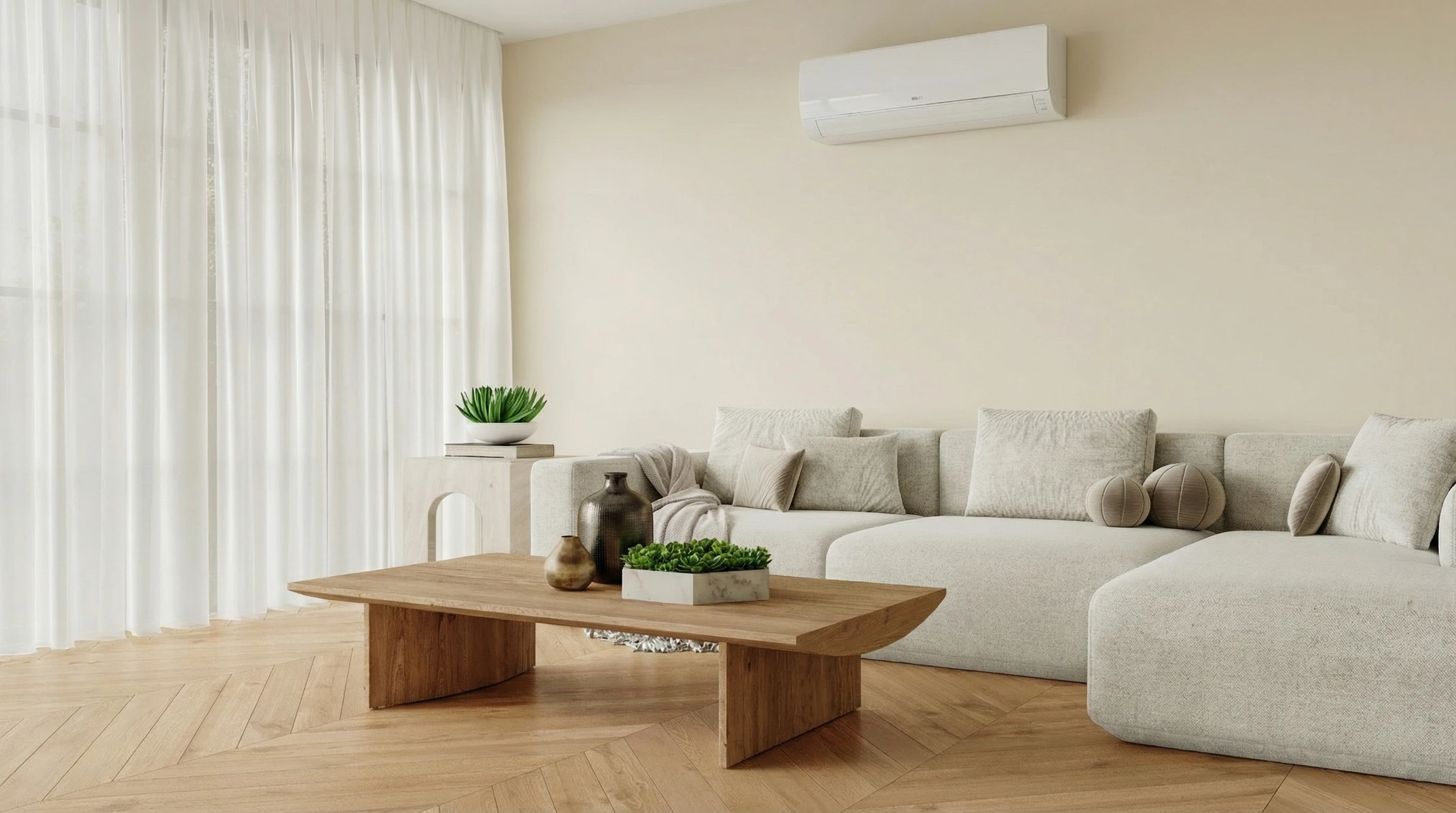 Technicien qualifié en vêtements de travail professionnels installant une unité murale de climatisation intérieure moderne sur le mur d'un intérieur résidentiel bien éclairé, montrant le processus d'installation avec concentration et précision. L'unité extérieure de climatisation visible en arrière-plan. Scène réaliste capturant un moment professionnel d'installation de système de climatisation dans une maison.