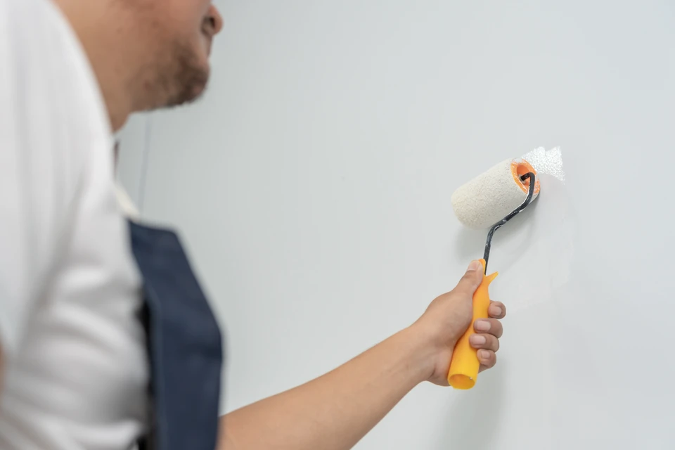 jeune couple aimant se tenant dans un nouvel appartement