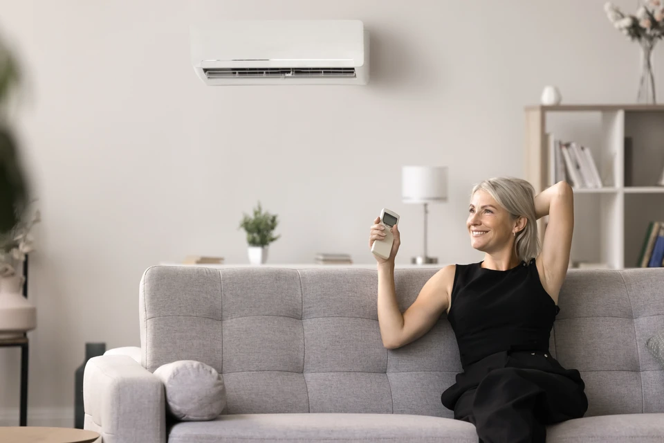 Climatiseur à cassettes au plafond et lampe moderne au plafond blanc